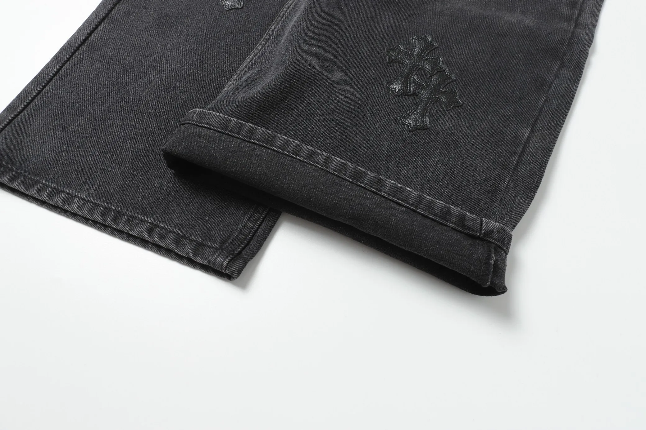 KE302 P270 The only correct leather label version on the market Chrome Hearts CH Heavy-duty washed distressed wide-leg jeans Top ceiling quality 100% correct version The correct version is here!  Believe me this must be the best quality you will ever come across! ! Excellent value for money! !  Styles with different washes and textures are very friendly to people with thin legs and thick legs. The straight version is very flattering to the shape of the legs. The moderate length is timeless and easy to match. It is the basis of various styles and a must-have in the wardrobe! ! Add a little stacking to make the atmosphere easy to control. The fabric is stiff but the upper body is soft without losing texture. The sides and cuffs of some styles have a bone-wash effect. It’s really hard not to love it!  ✅Correctly customize the Croxin metal leather label on the back panel. It is definitely not sold directly with the cross on the finished jeans. 1:1 copying strives for excellence and the details are perfectly grasped. ✅The cross leather label is clear and smooth. Exquisite turning top craftsmanship. ✅Buttons, zippers and hardware are all customized versions of the Croxin LOGO. ✅High-cost washing process. Size: 28 30 32 34 36